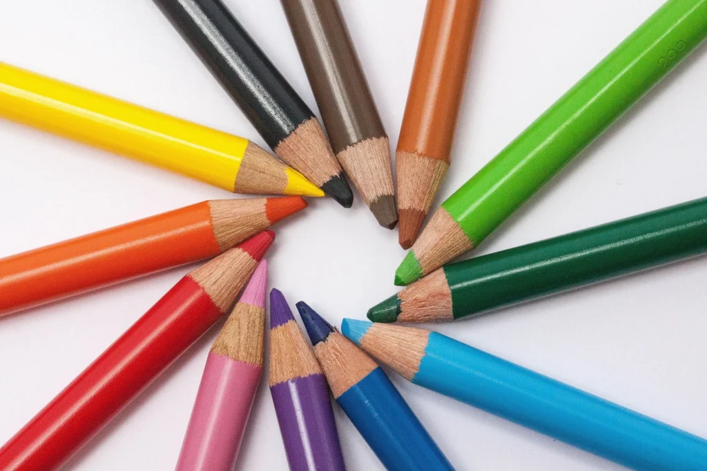 Des crayons agencés en un cercle