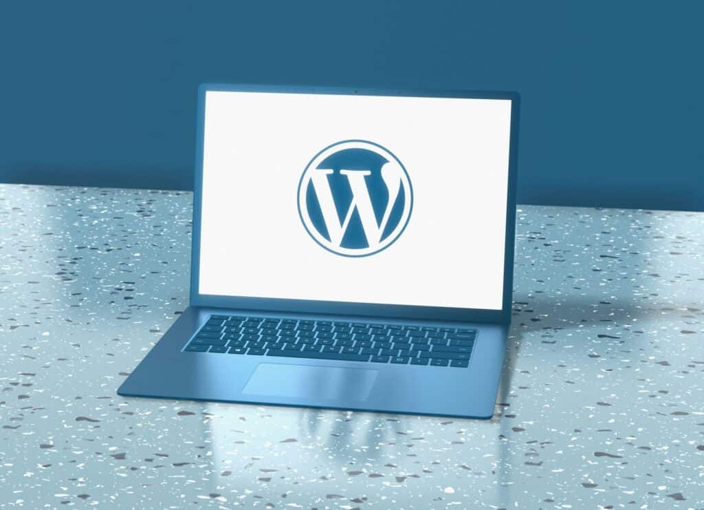 Un ordinateur avec logo de WordPress